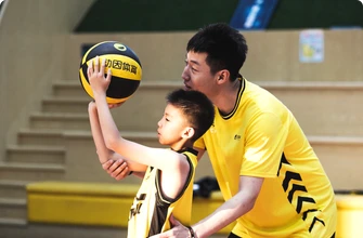 业余篮球爱好者在哪里可以找到表演赛资源_1